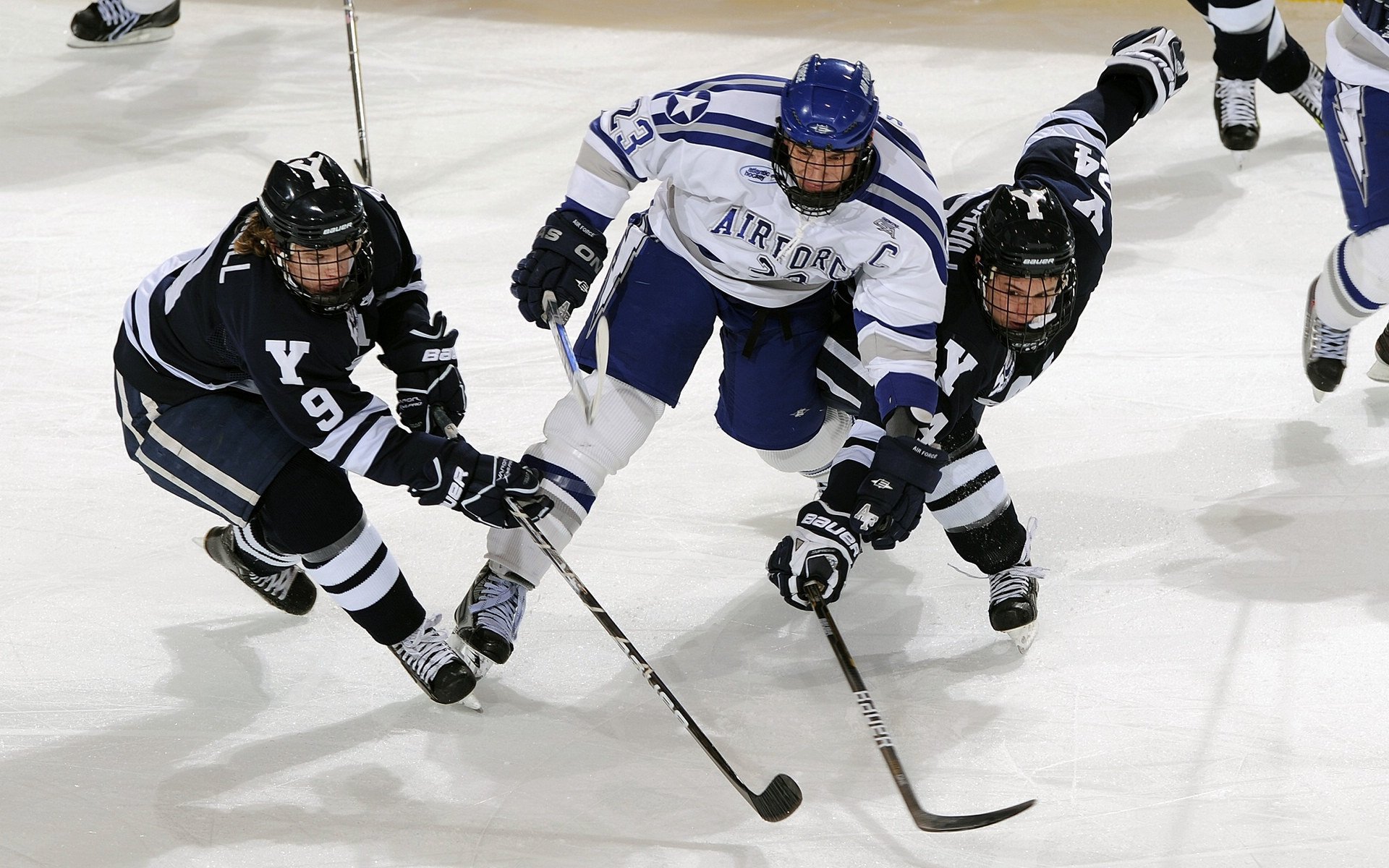 爱游戏体育平台-_绿茵场上的高科技：新型场地和设备助力赛事_，绿茵场的照片